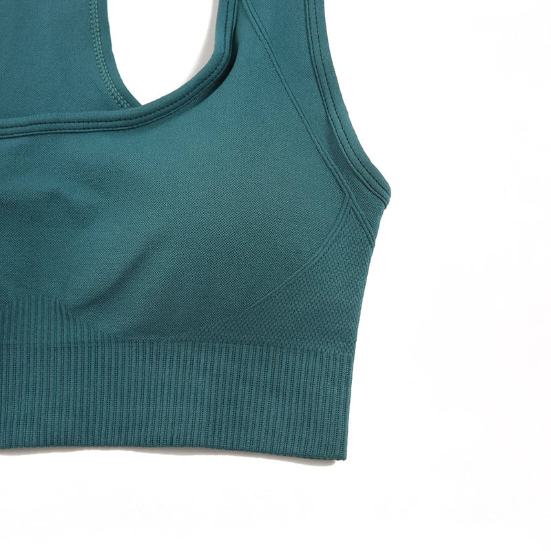 Seamless women's yoga set by THRIXINE, 2-piece activewear with a fitted sports bra and high-waisted leggings, in black.