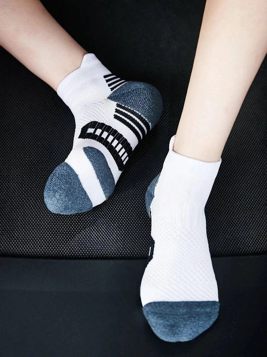 Mandotos 3-pair athletic sports socks with towel bottoms, non-slip grip, quick-drying fabric, suitable for running, basketball, men and women.