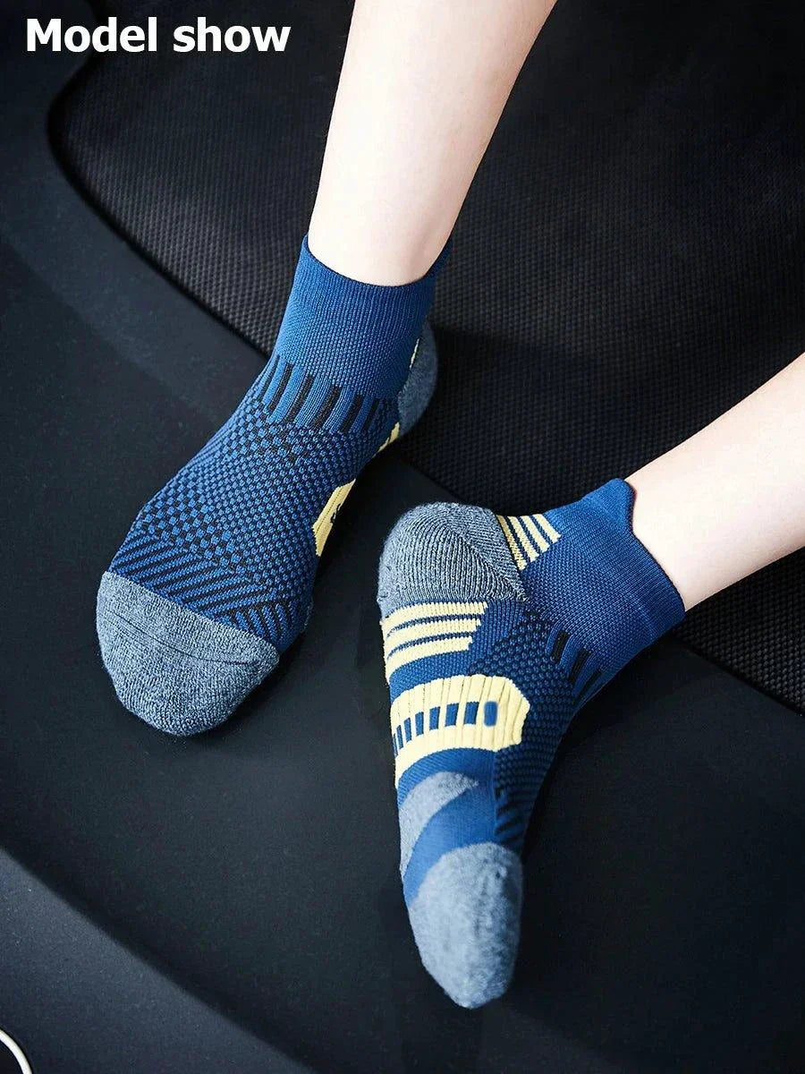Mandotos 3-pair set of quick-drying, non-slip sports socks for men and women, featuring towel bottom design for running and basketball.
