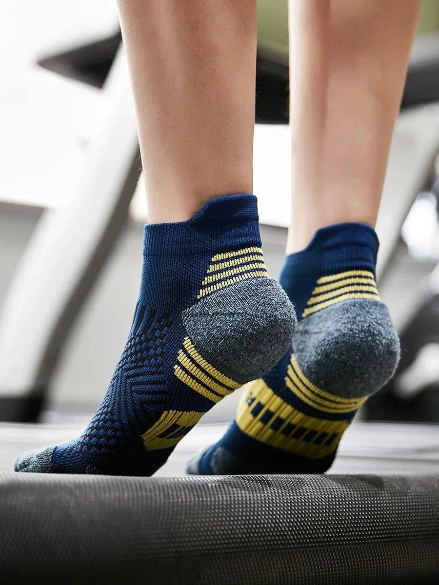Mandotos 3-pair athletic sports socks with towel bottom, non-slip grip, quick-drying material for running, basketball, and training.