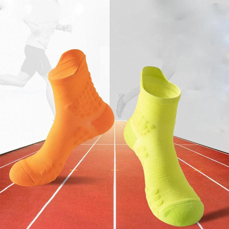 Mandotos TrailBliss women's crew socks in six pairs, cushioned, breathable, anti-odor, ideal for hiking, running, and cycling.